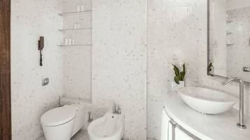 Dusche, kostenlose Toilettenartikel, Haartrockner, Bademäntel