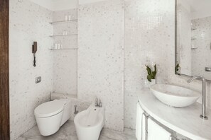 Ein modernes Badezimmer mit Toilette, Bidet und einem großzügigen Waschtisch.