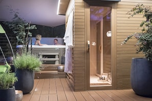 Outdoor spa tub - Villa Helvetia (Merano)