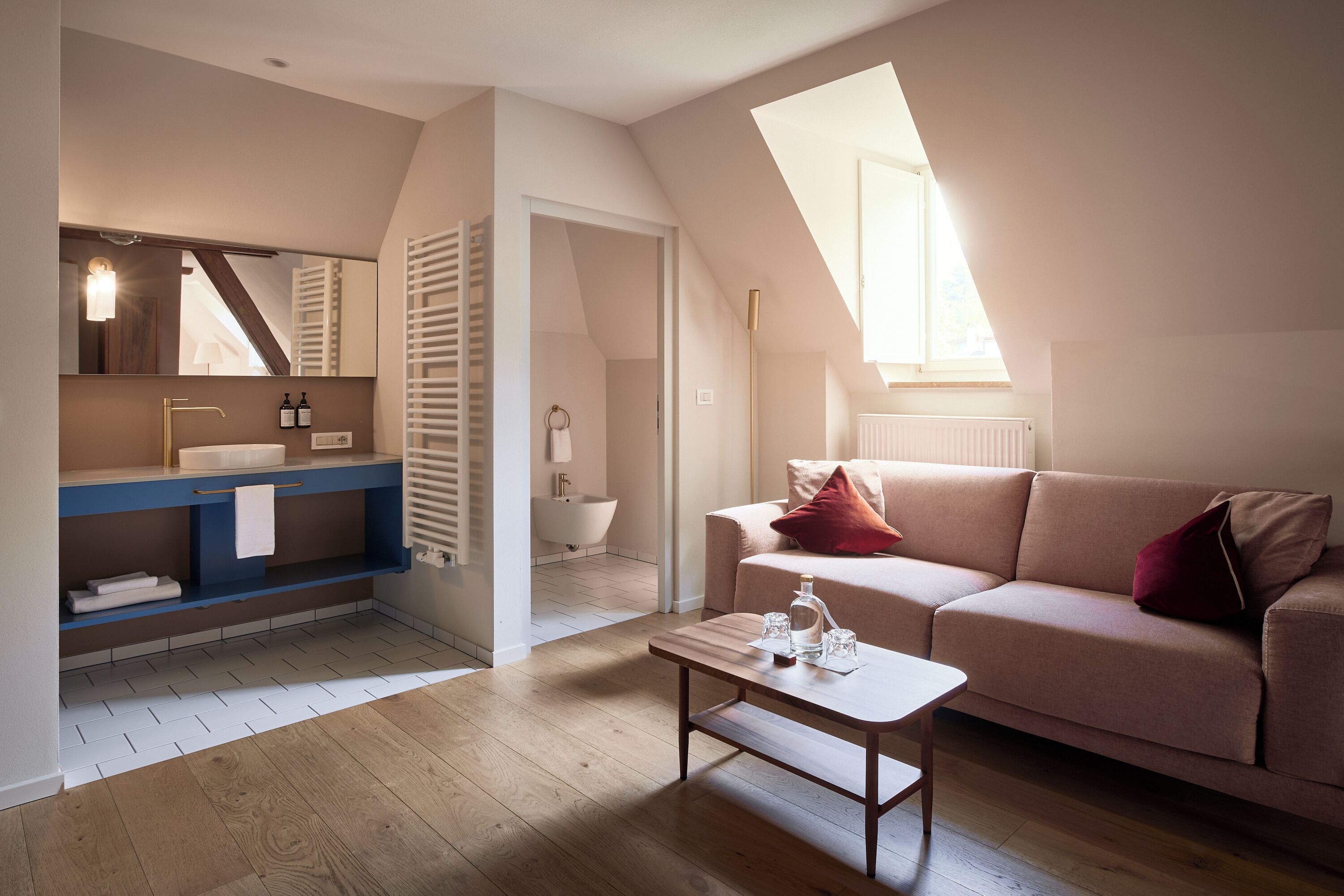 Charming Suite | Vardagsrum | 39-tums platt-tv med satellitkanaler och tv