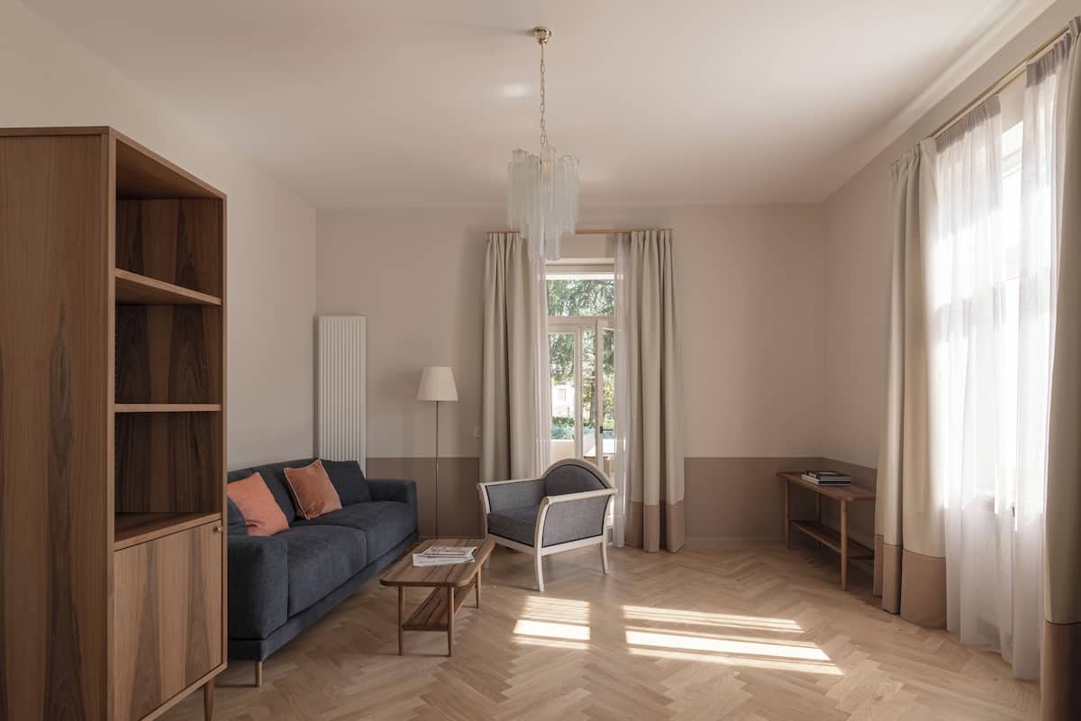 Prestige Suite | Living area | 39-inch flat-screen TV with satellite channels, TV