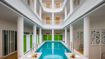 Una piscina cubierta