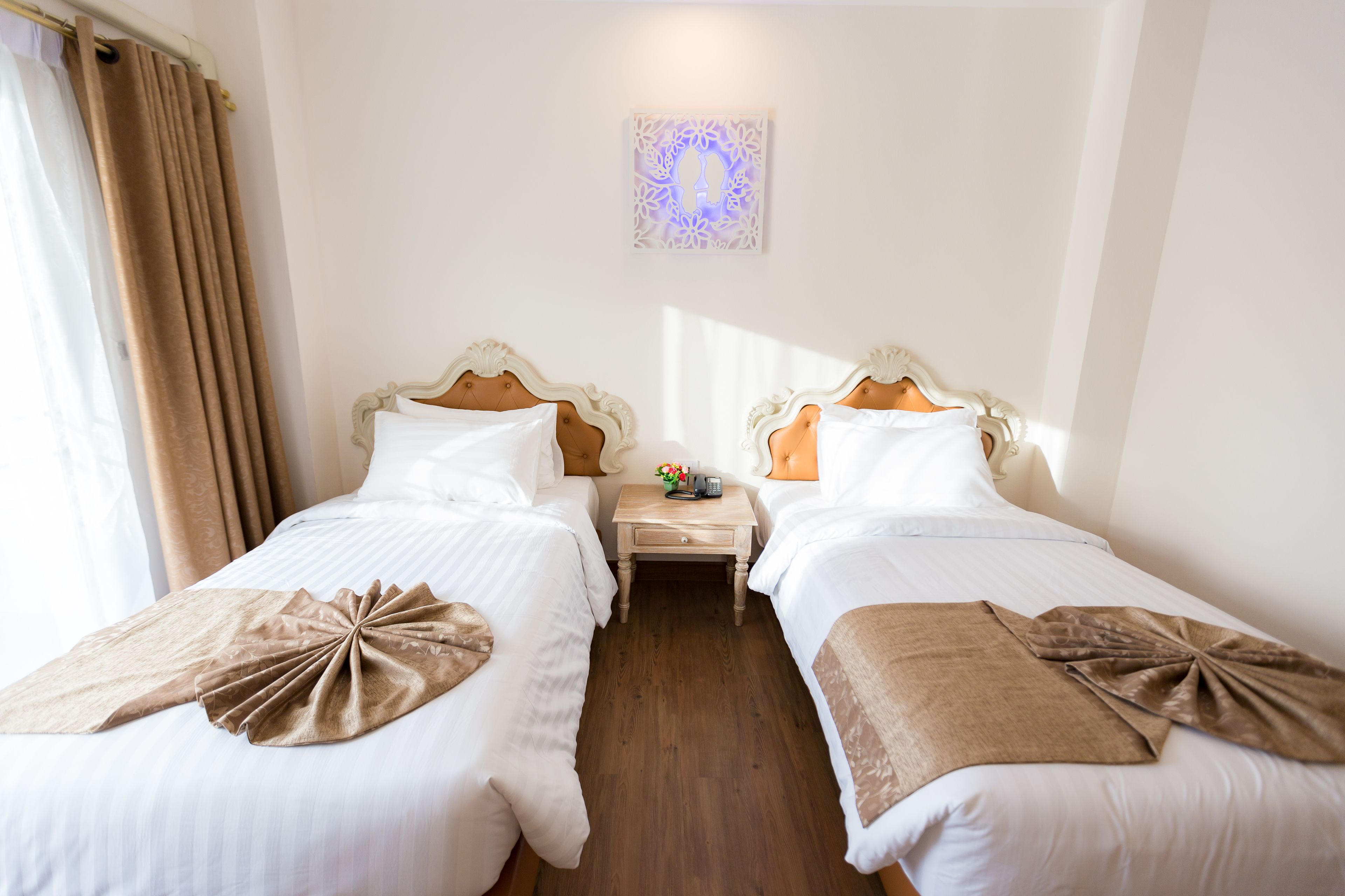 superior twin beds | premium bedding, minibar, in-room safe, desk