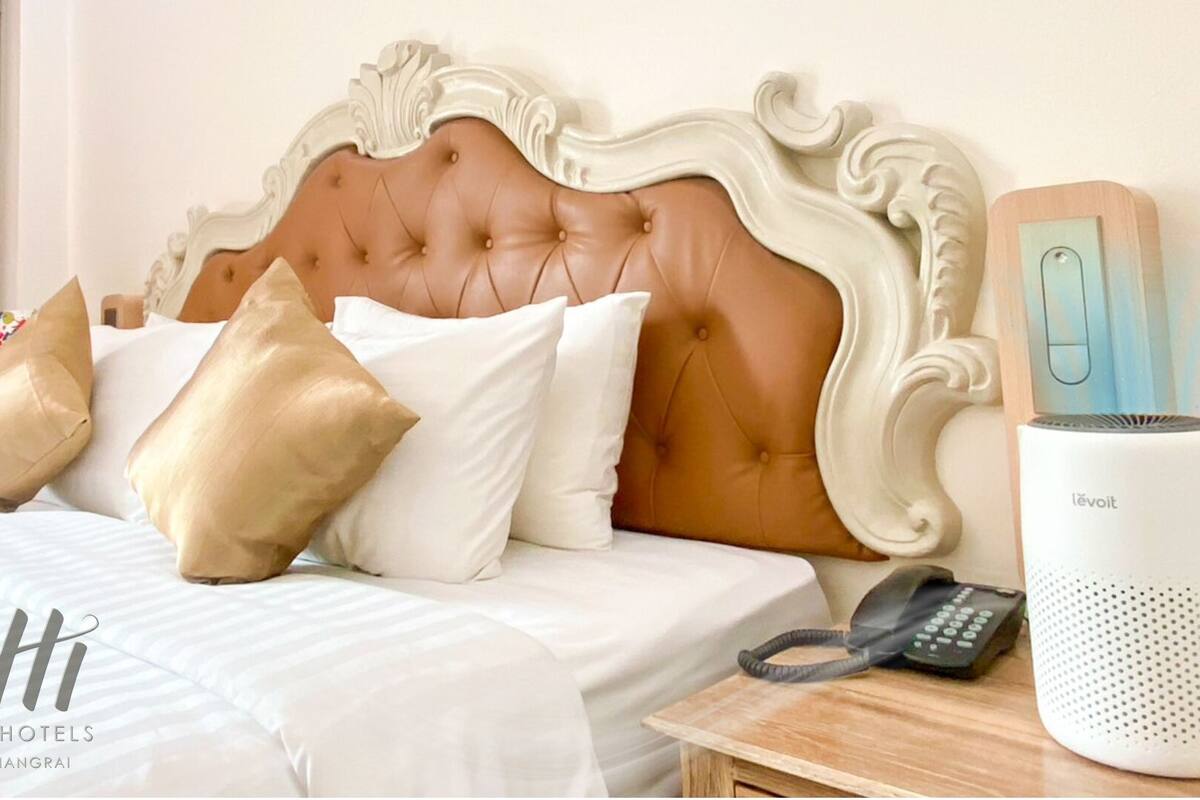 superior king bed | premium bedding, minibar, in-room safe, desk