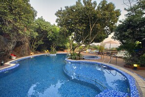 Piscina a l'aire lliure (horari: 08:00-18:00) i gandules