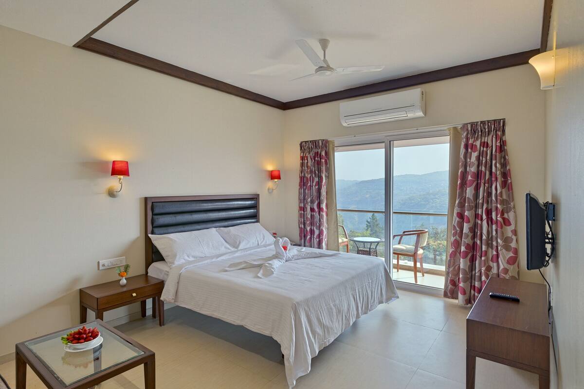 Premium bedding, down comforters, in-room safe, laptop workspace