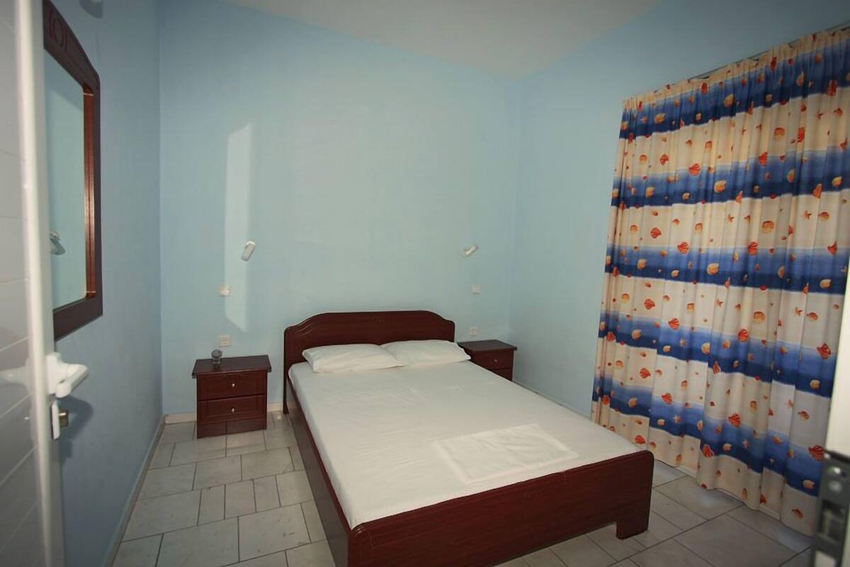 Muebles diferentes, insonorización y tabla de planchar con plancha