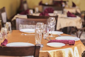 Petit déjeuner, déjeuner et dîner servis sur place, vue sur la piscine