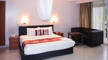 Hochwertige Bettwaren, Schreibtisch, laptopgeeigneter Arbeitsplatz