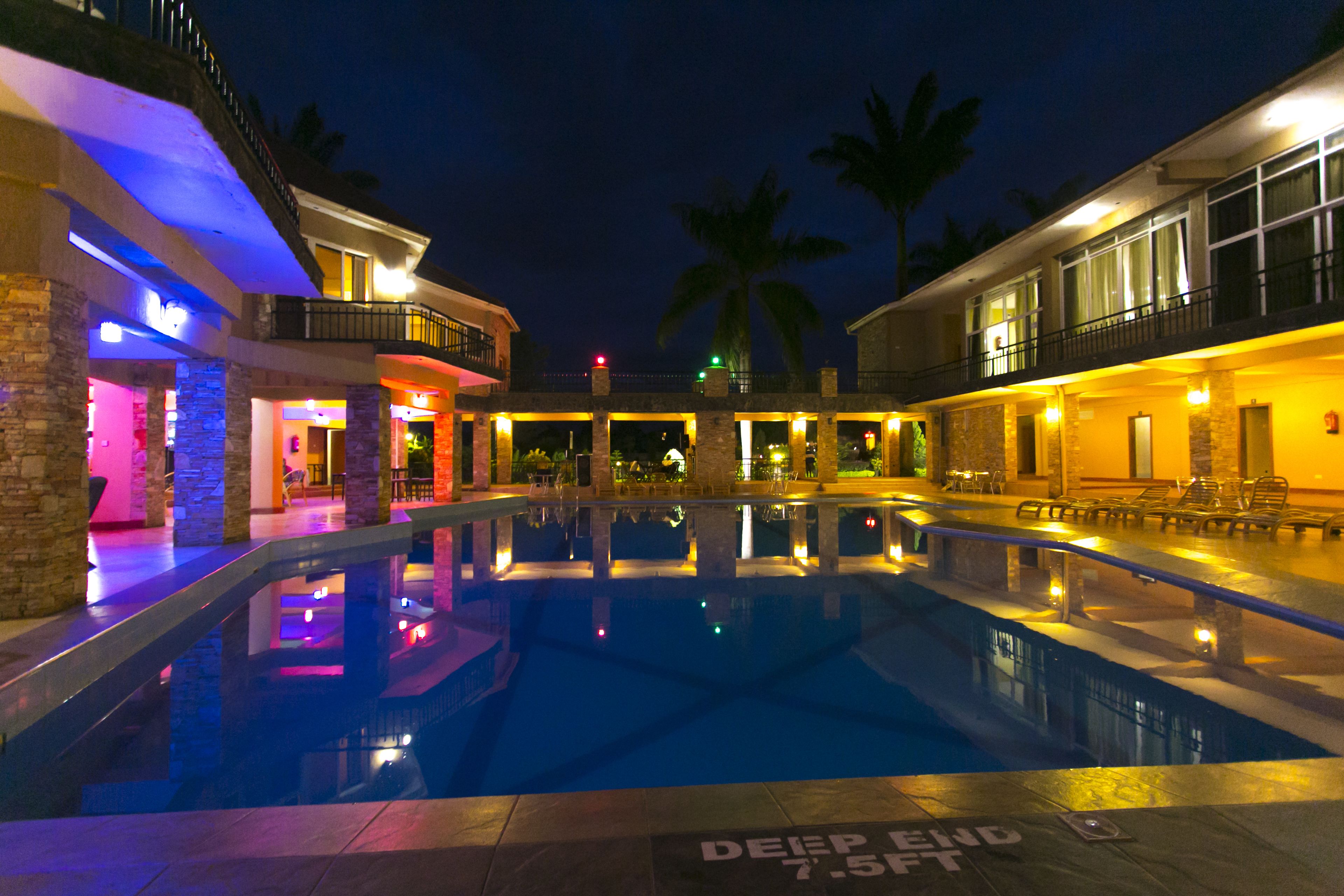 Fachada de la propiedad por la tarde o noche