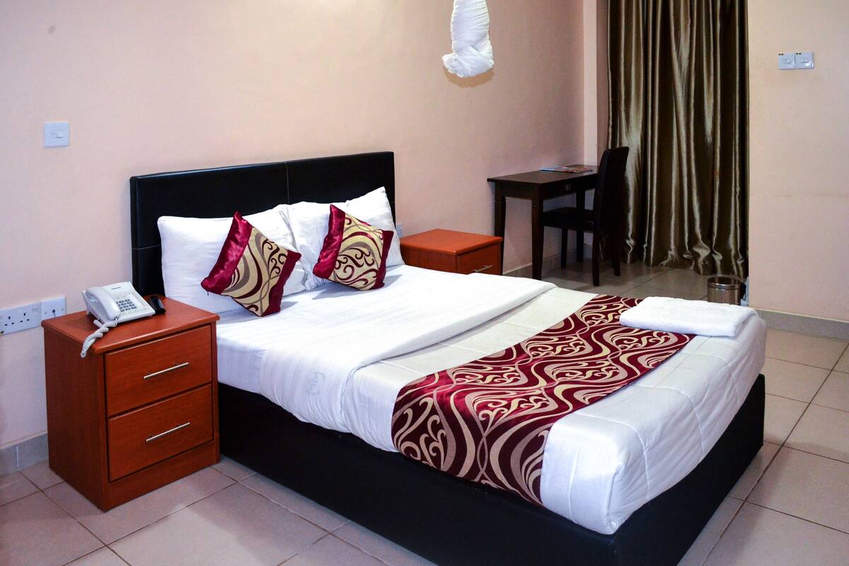 Suíte júnior | Roupas de cama premium, escrivaninha, espaço de trabalho para notebook