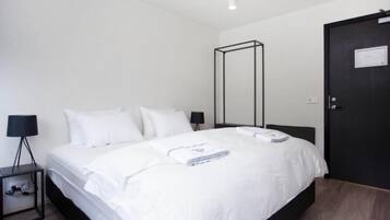 Escritorio, sistema de insonorización, wifi y ropa de cama