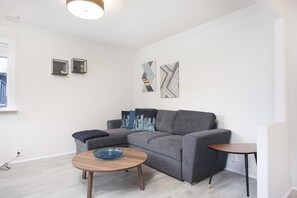 Apartment, 2 Schlafzimmer | Wohnbereich | Flachbildfernseher