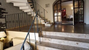 A staircase with a modern design, leading to a dining area with a view of the outdoors. - Hotel Restaurant Zur Traube (Freyburg)