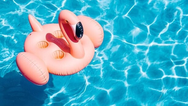 A pink inflatable pool float in a clear blue pool. - Best Life Apart Hotel (Alanya)