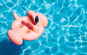 A pink inflatable pool float in a clear blue pool. - Best Life Apart Hotel (Alanya)