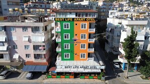 A multi-story building with a sign reading "BEST LIFE APART OTEL". - Best Life Apart Hotel (Alanya)