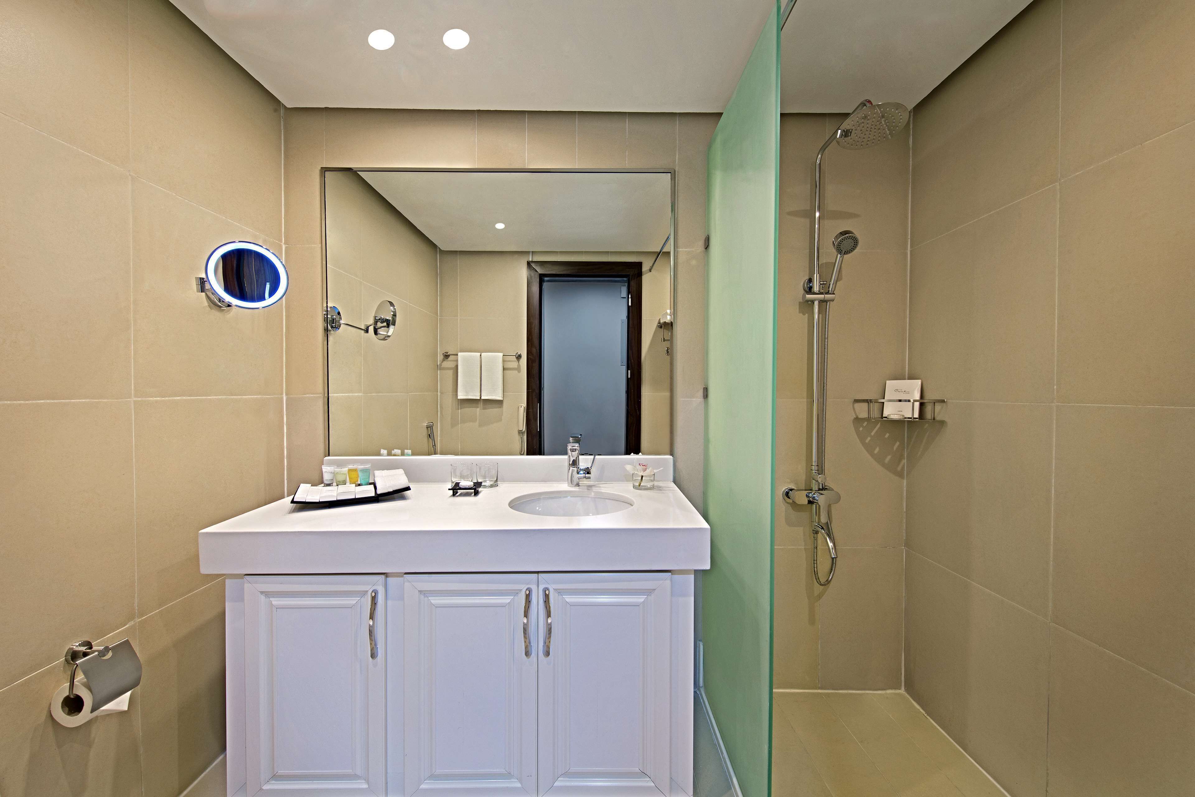 shower, rainfall showerhead, free toiletries, hair dryer