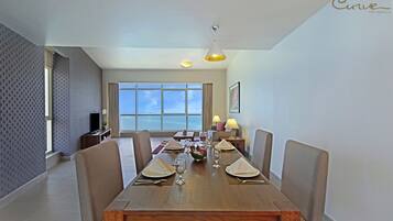 Premier Apartment, 1 Bedroom | Dining room