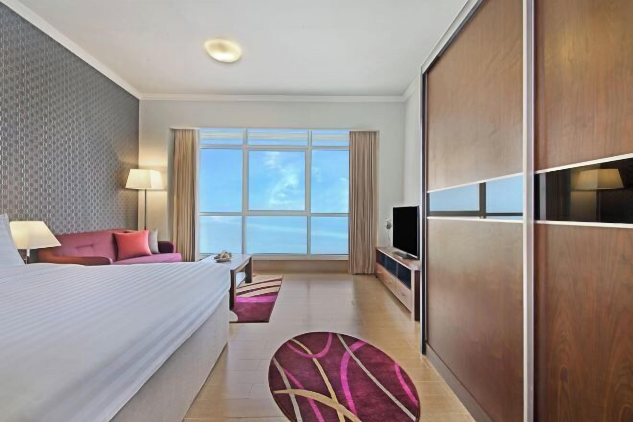 Safe på rommet, individuelt innredet, skrivebord og blendingsgardiner