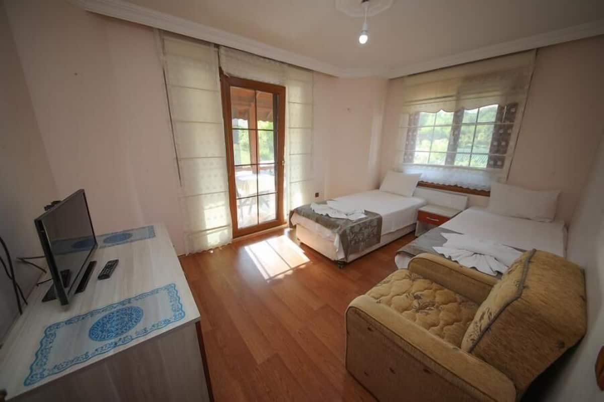 Condo | Desk, soundproofing, WiFi (free)