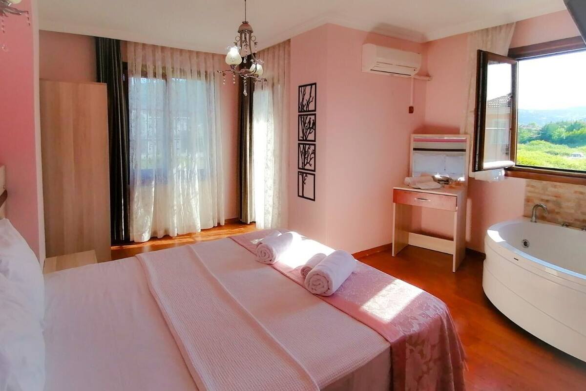 Deluxe Room (Jacuzzi) | Desk, soundproofing, WiFi (free)