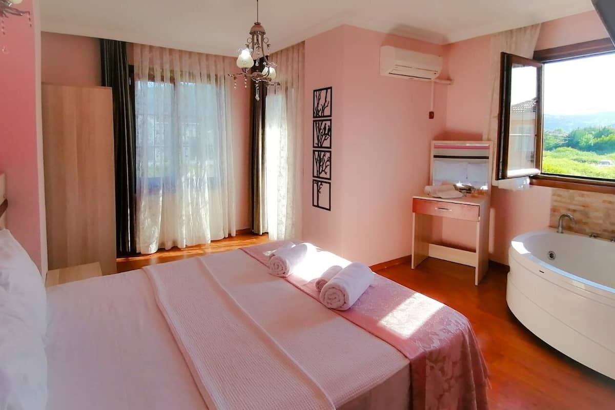 Habitación Deluxe (Jacuzzi) | Escritorio, insonorización y wifi gratis