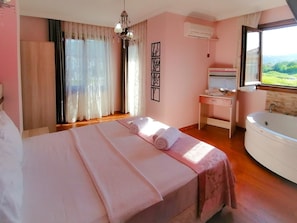 Deluxe-Zimmer (Jacuzzi) | Schreibtisch, schallisolierte Zimmer, kostenloses WLAN