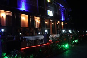 Fassade der Unterkunft – Abend/Nacht