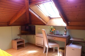 Chambre familiale (Rifugio) | Aire de séjour | Téléviseur à écran plat