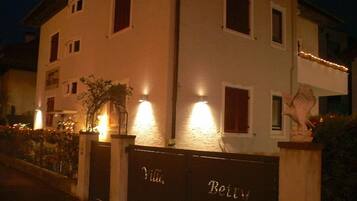 Overnatningsstedets facade – aften/nat