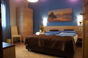 Desk, blackout curtains, soundproofing, free WiFi - Garnì Villa Betty (Merano)