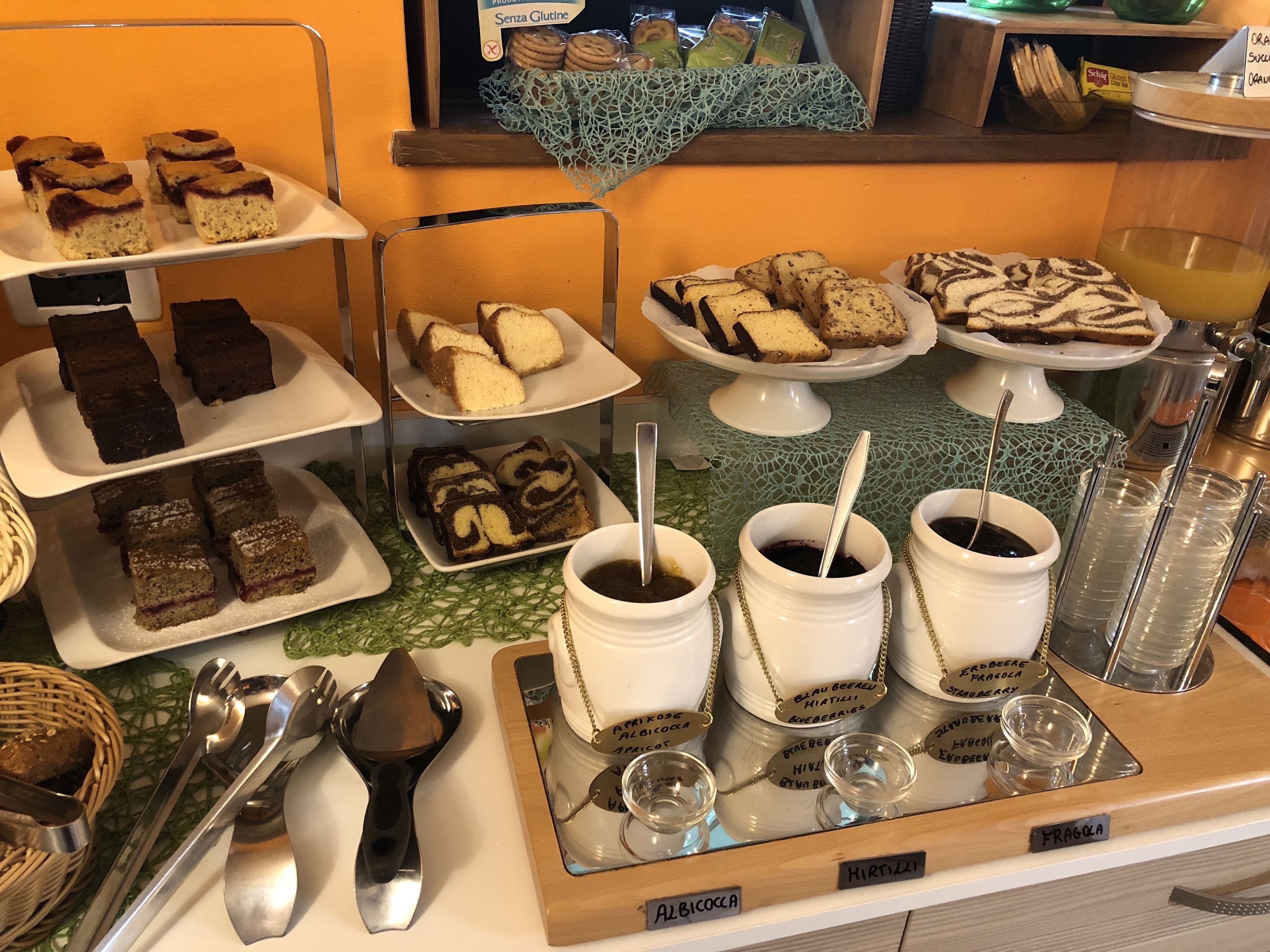 Un buffet proposant une variété de desserts et de boissons.