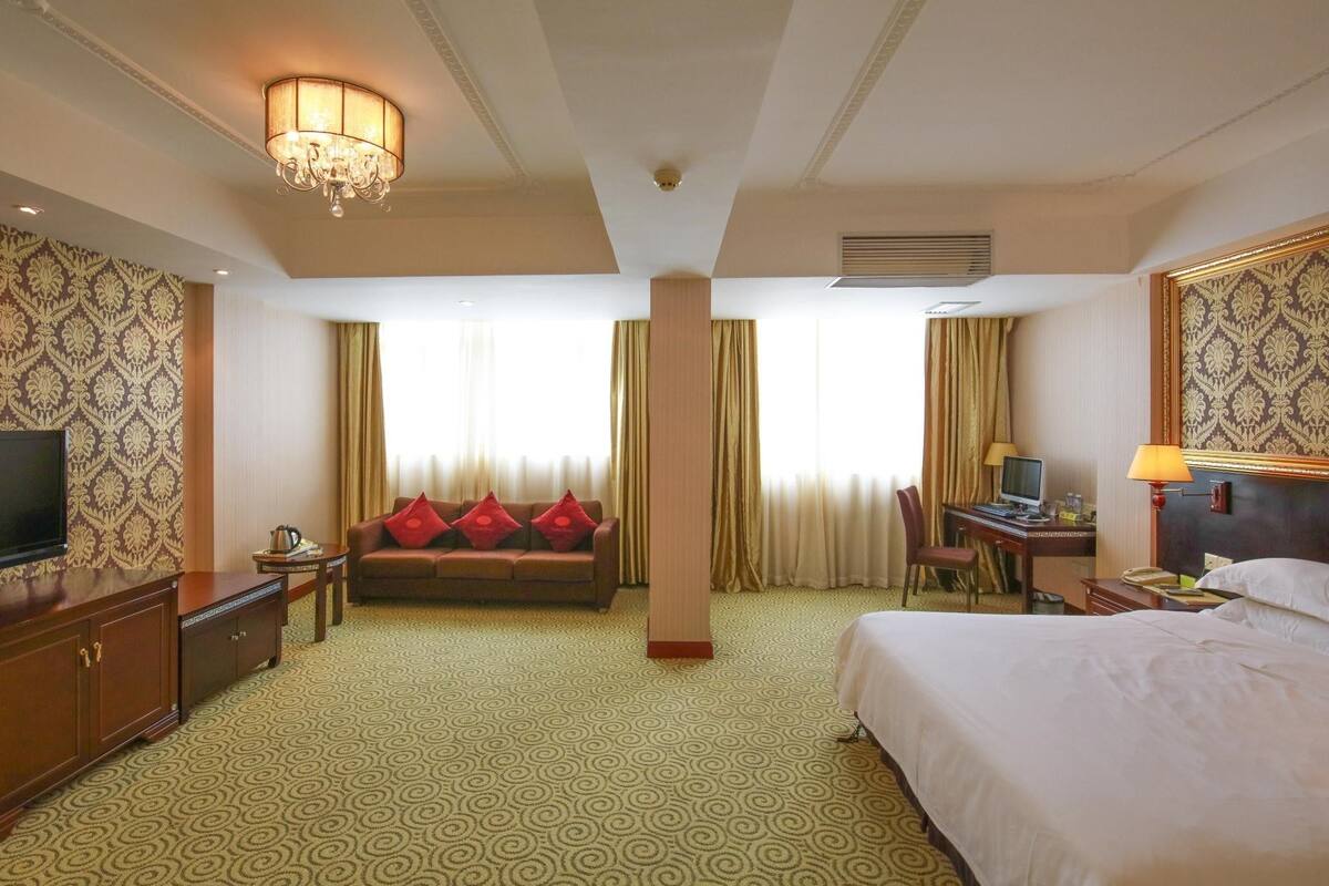 Executive Computer Room | In-room safe, desk, blackout drapes, free WiFi