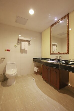 Deluxe Room | Bathroom | Shower, free toiletries, slippers - Vienna Hotel Shengping Branch Shenzhen (Shenzhen)