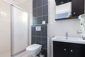 Family Suite | Bathroom | Shower, free toiletries, hair dryer, towels - Hotel Sufi (Istanbul)