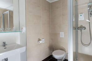 Shower, perlengkapan mandi gratis, pengering rambut, dan handuk