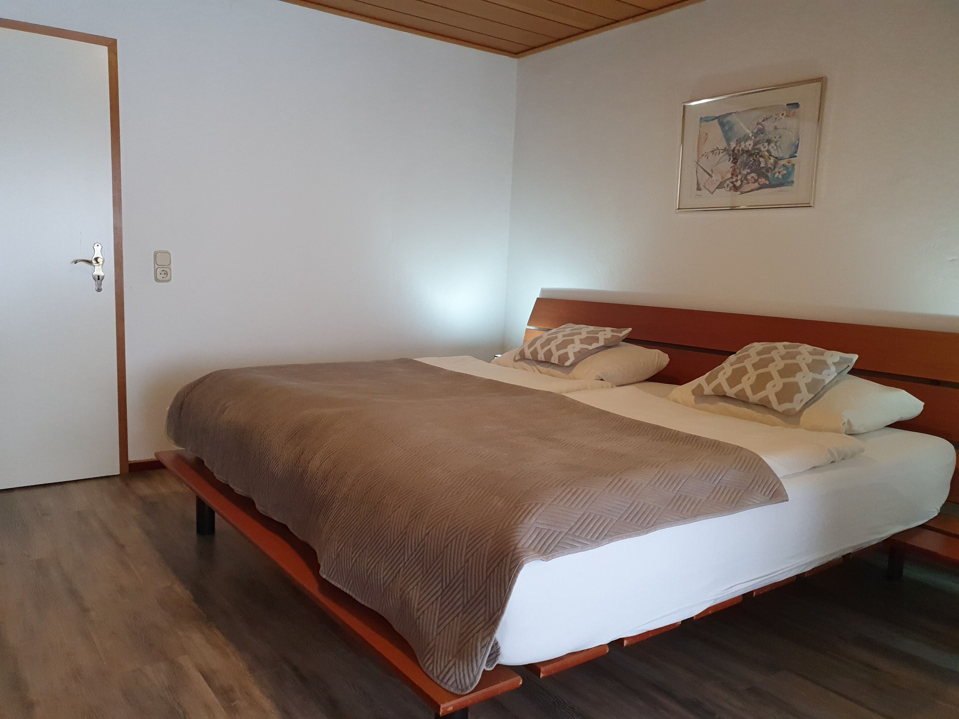 Doppelzimmer, 1 Doppelbett, Hügelblick | 1 Schlafzimmer, Babybetten, Zustellbetten, kostenloses WLAN