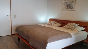 Doppelzimmer, 1 Doppelbett, Hügelblick | 1 Schlafzimmer, Babybetten, Zustellbetten, kostenloses WLAN