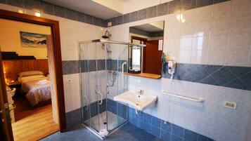 Douche, douche à « effet pluie », articles de toilette de luxe