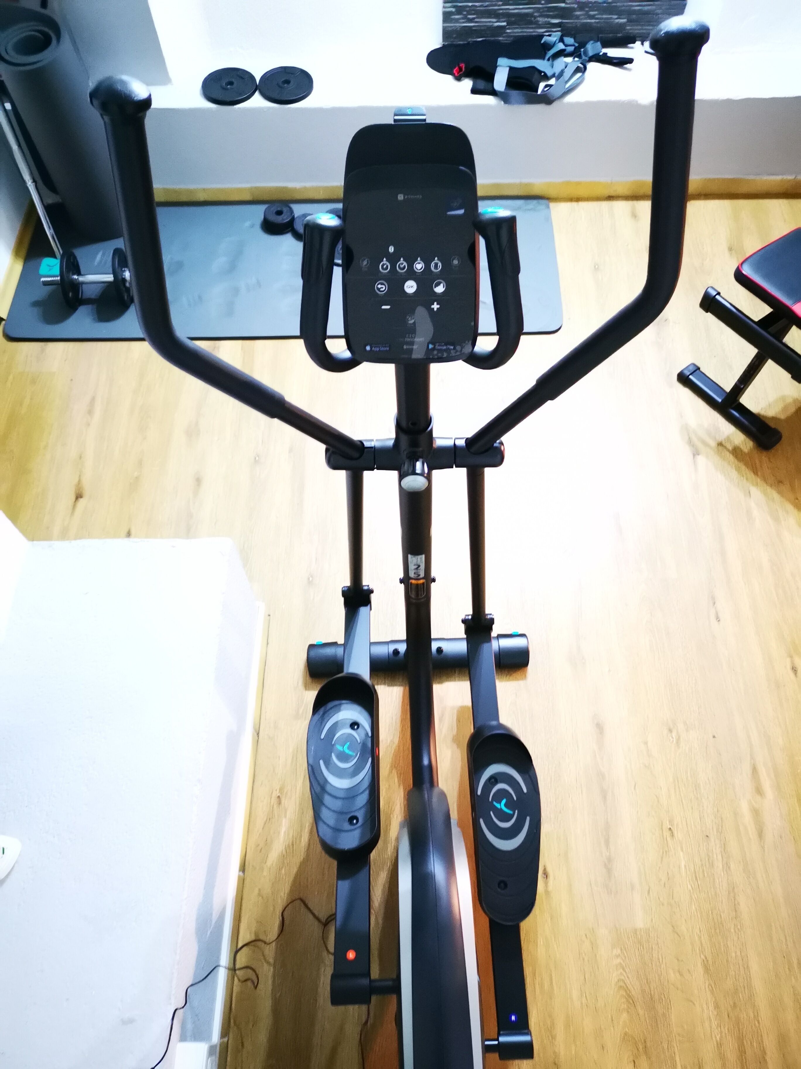 Uma máquina de exercícios com visor digital, painel de controle e pedais.
