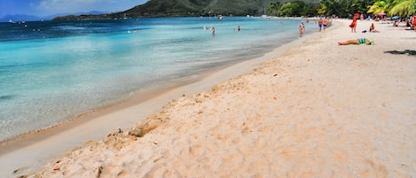 Sur la plage, sable blanc, kayak
