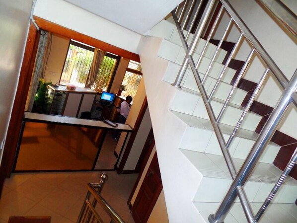 ฝ่ายต้อนรับ