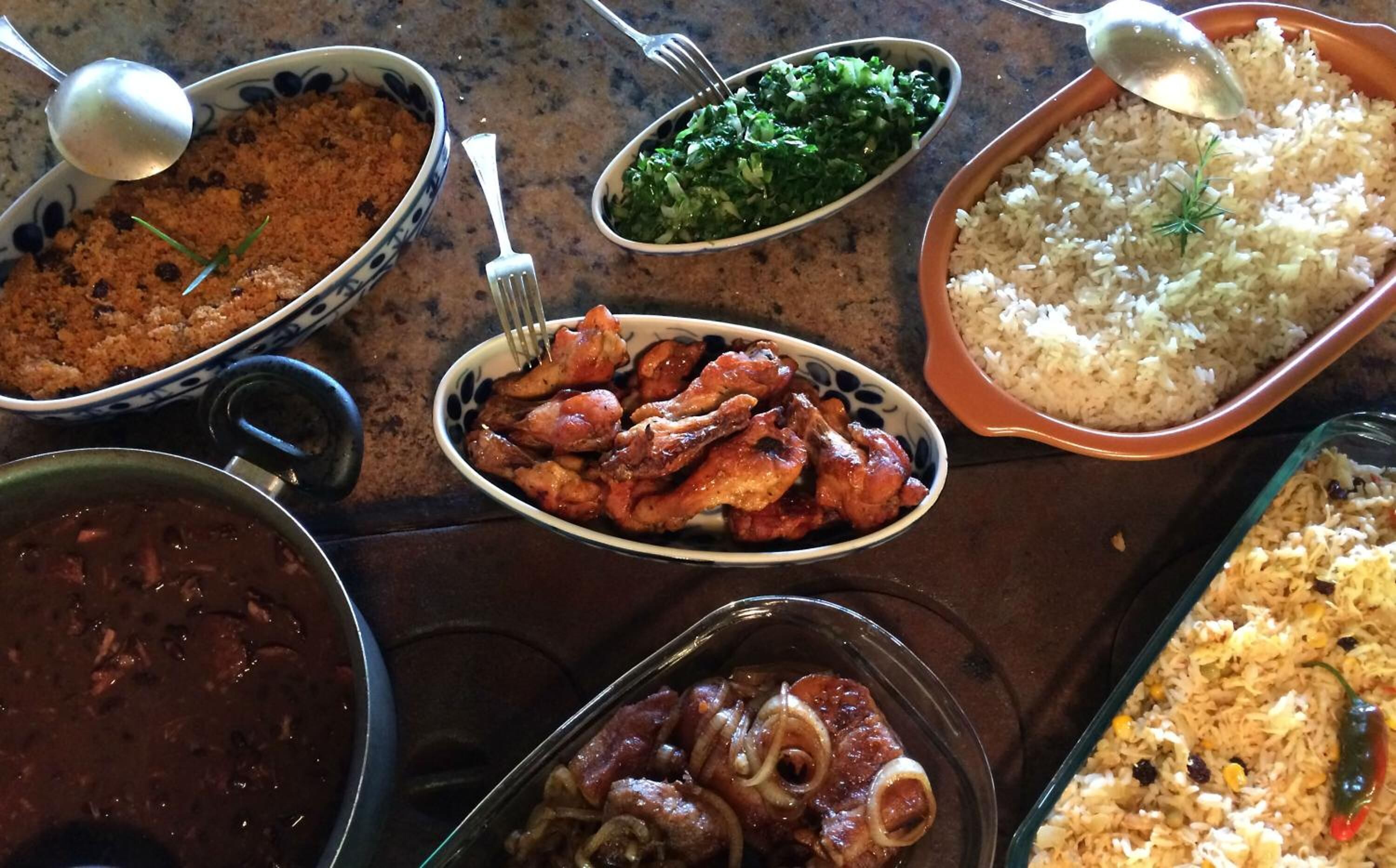 Un assortiment de plats comprenant du riz, de la viande et des légumes.