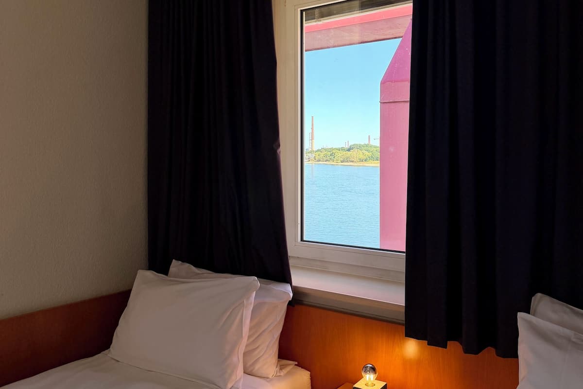 Family Suite, 2 Bedrooms, Non Smoking, River View | Hypo-allergenic bedding available, desk, blackout drapes