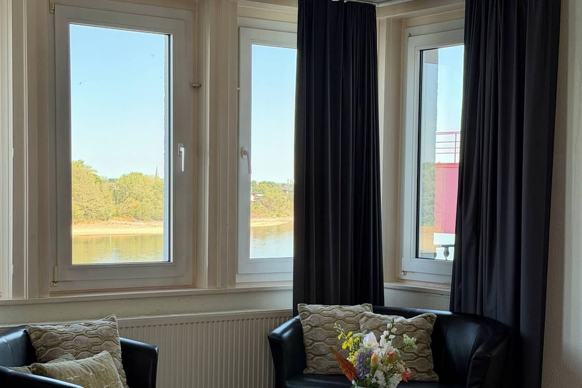 Junior Suite, 1 Bedroom, Non Smoking, River View | Living area | Flat-screen TV