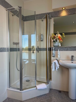 Suite Deluxe, 1 llit de matrimoni, no fumadors, vistes al riu | Bany | Dutxa, articles de tocador gratuïts, assecador de cabells i tovalloles 