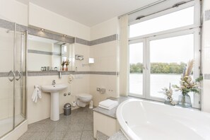 Suite – deluxe, 1 queensize-seng, ikke-røyk, elveutsikt | Bad | Dusj, toalettartikler (inkludert), hårføner og håndklær