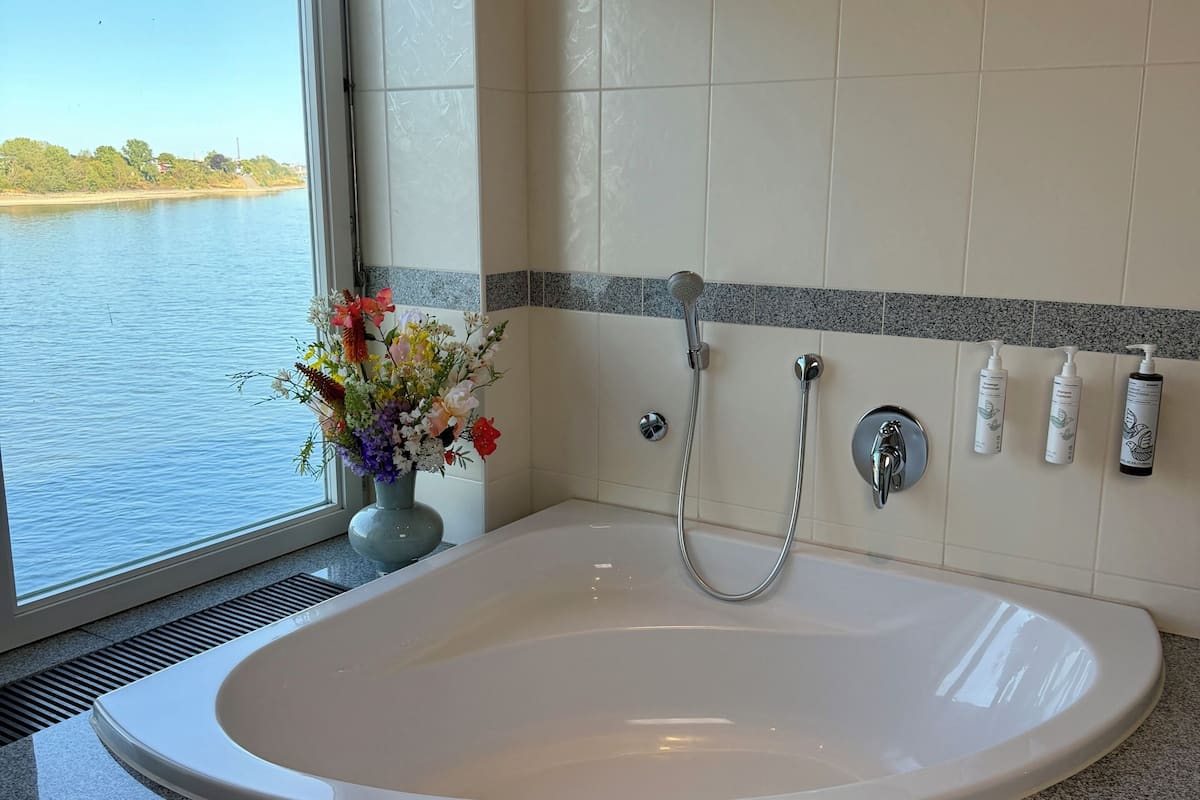 Deluxe Suite, 1 Queen Bed, Non Smoking, River View | Bathroom | Shower, free toiletries, hair dryer, towels