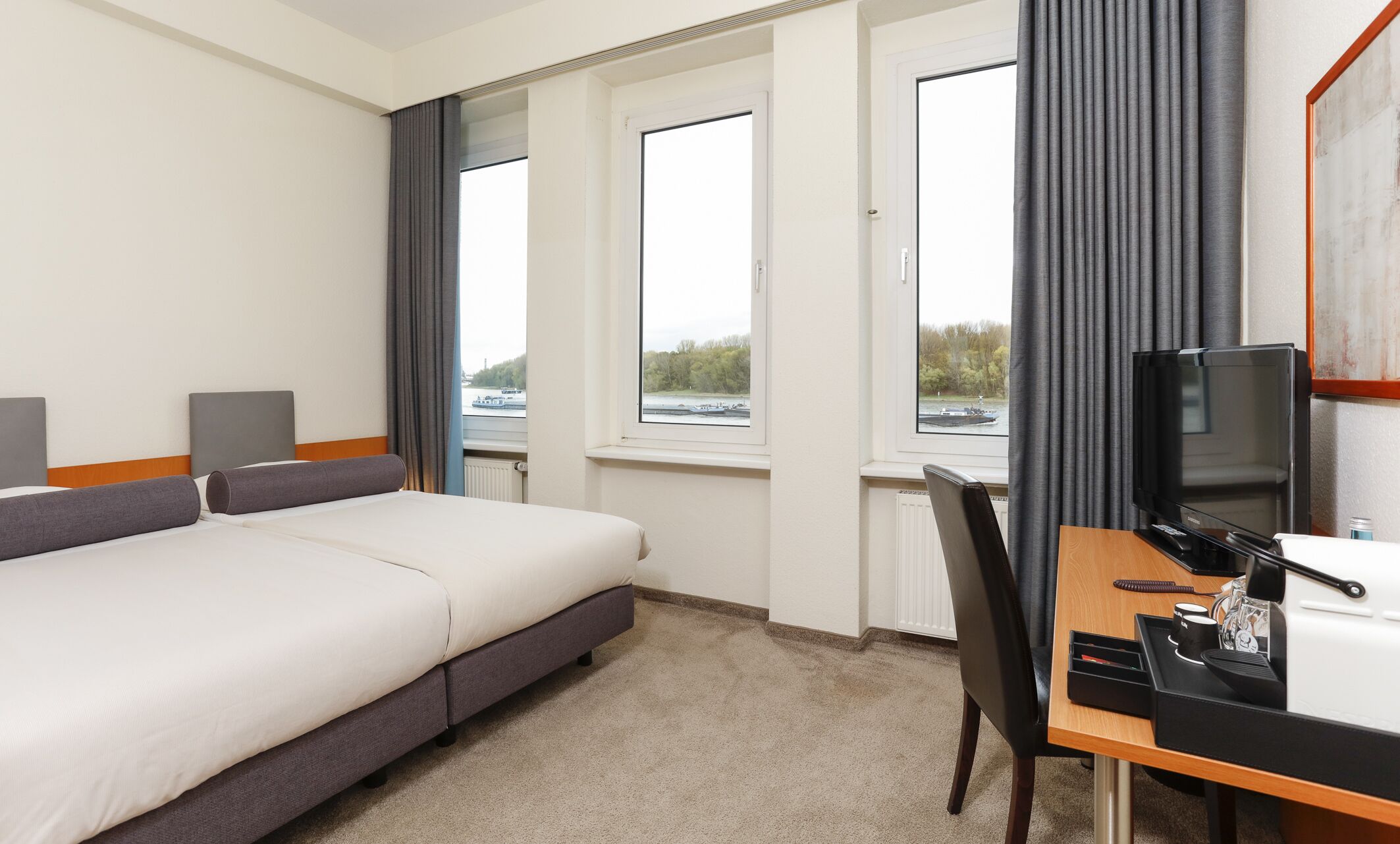 superior double room, 1 double bed, non smoking, river view | living area | flat-screen tv